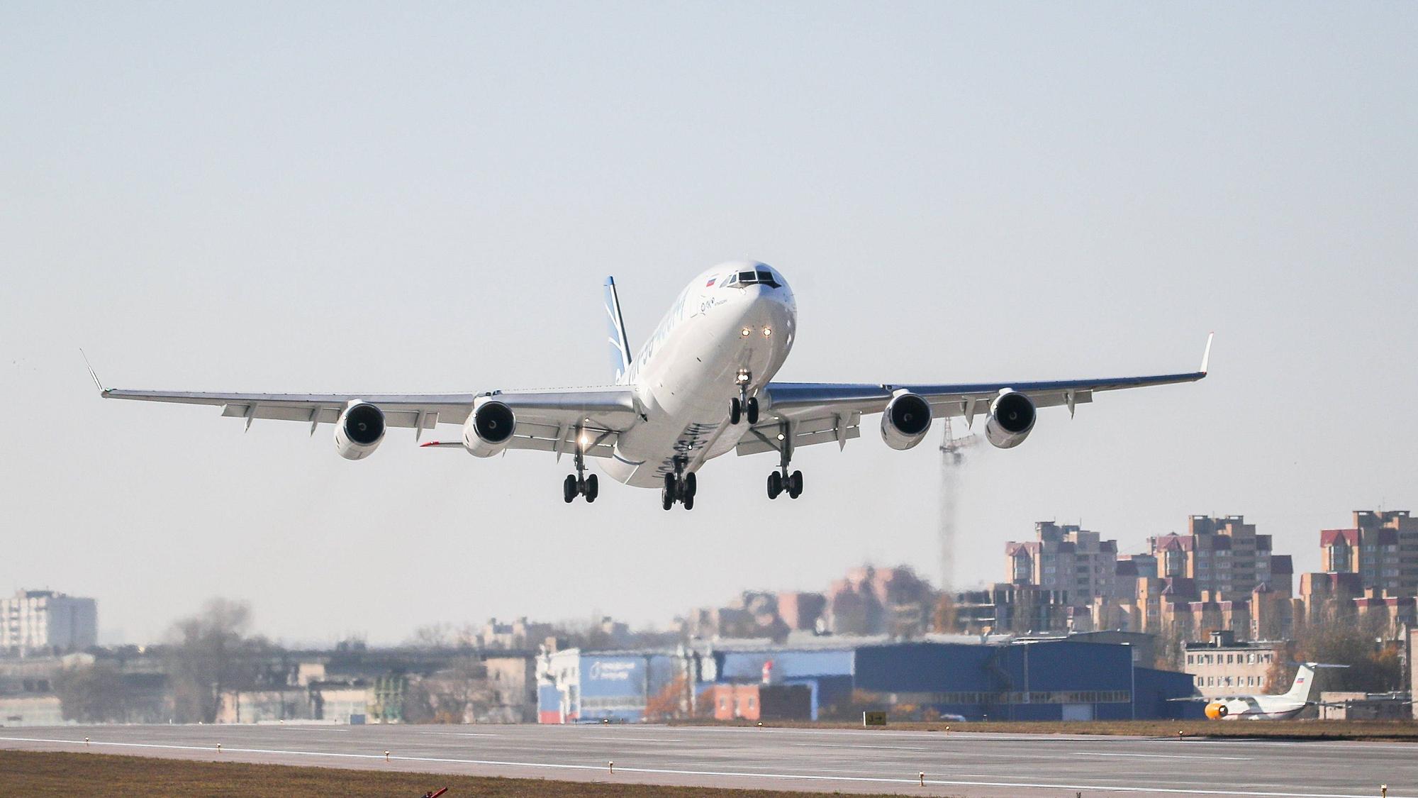 Der Prototyp der Ilyushin IL-96-400M ist erstmals erfolgreich abgehoben.