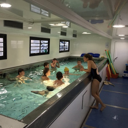 In Schwimmcontainern, die diesen ähneln, sollten sich Kölner Kinder ans Wasser gewöhnen, um später leichter schwimmen zu lernen.