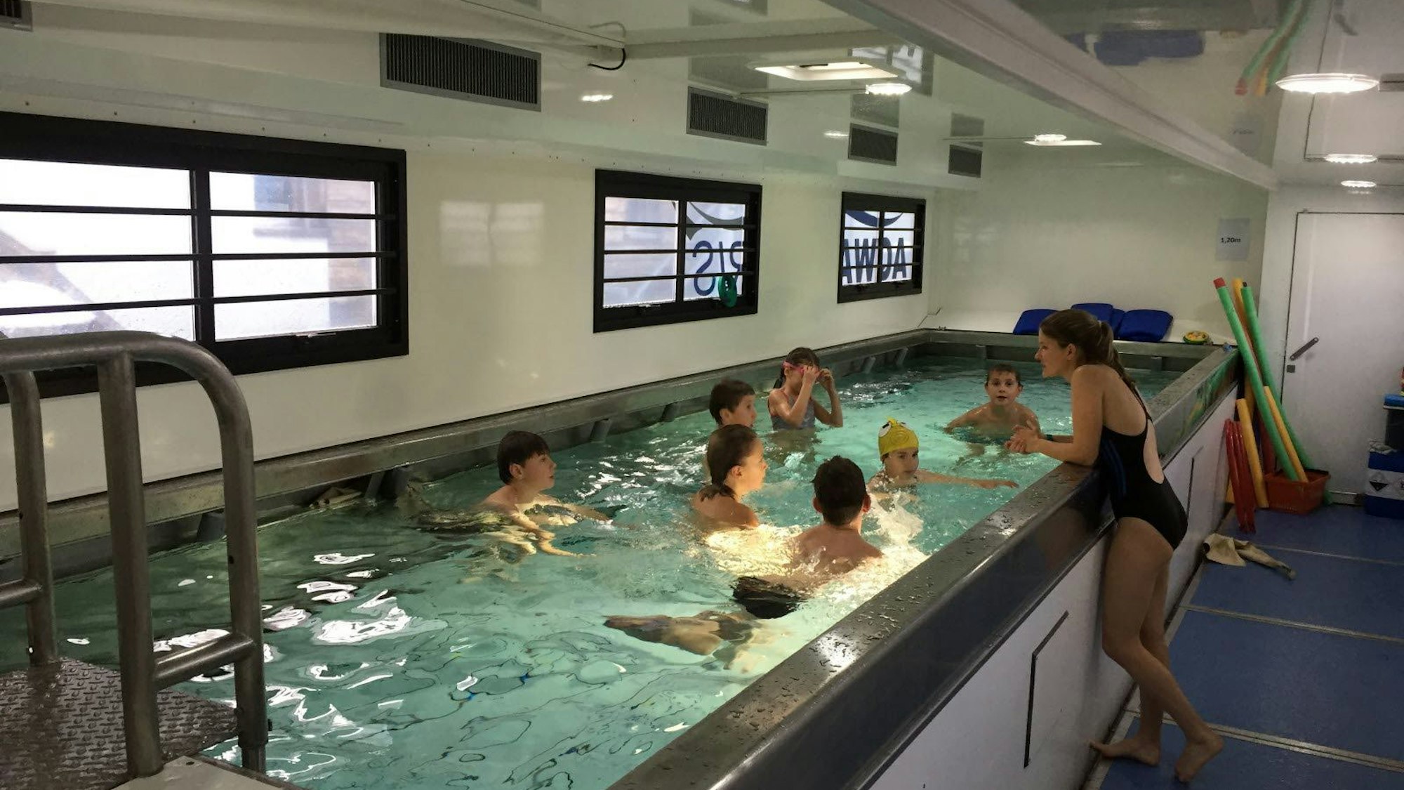 In Schwimmcontainern, die diesen ähneln, sollten sich Kölner Kinder ans Wasser gewöhnen, um später leichter schwimmen zu lernen.