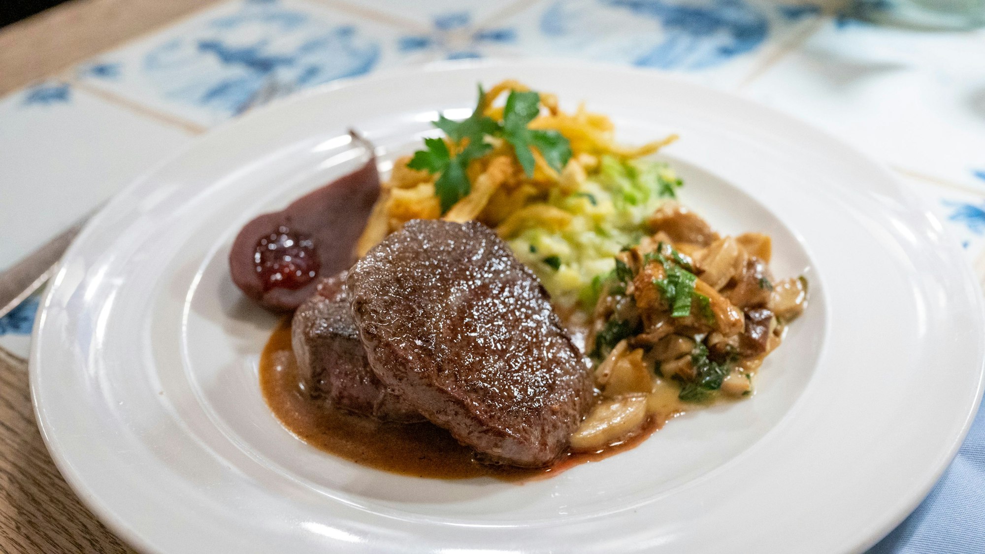 Hirschmedaillon „Diana“ liegt auf einem Teller