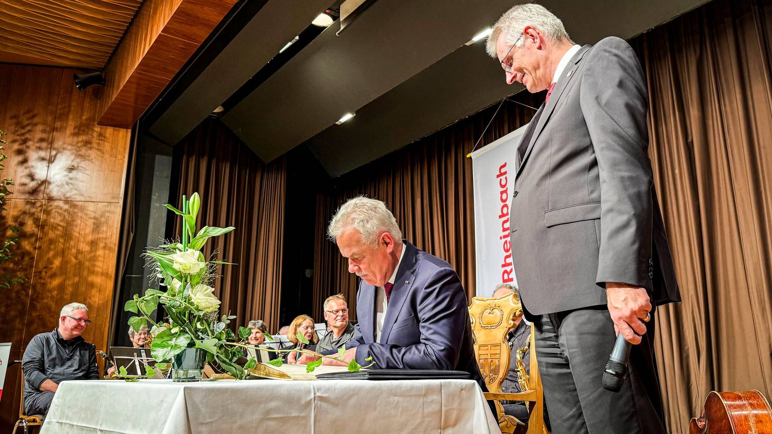 Stefan Raetz erhält die Ehrenbürgerschaft der Stadt Rheinbach. Er trägt sich ins Goldene Buch ein. Foto: Meike Böschemeyer