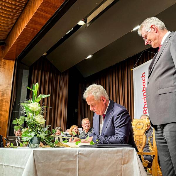 Stefan Raetz erhält die Ehrenbürgerschaft der Stadt Rheinbach. Er trägt sich ins Goldene Buch ein. Foto: Meike Böschemeyer