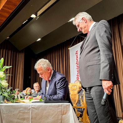 Stefan Raetz erhält die Ehrenbürgerschaft der Stadt Rheinbach. Er trägt sich ins Goldene Buch ein. Foto: Meike Böschemeyer