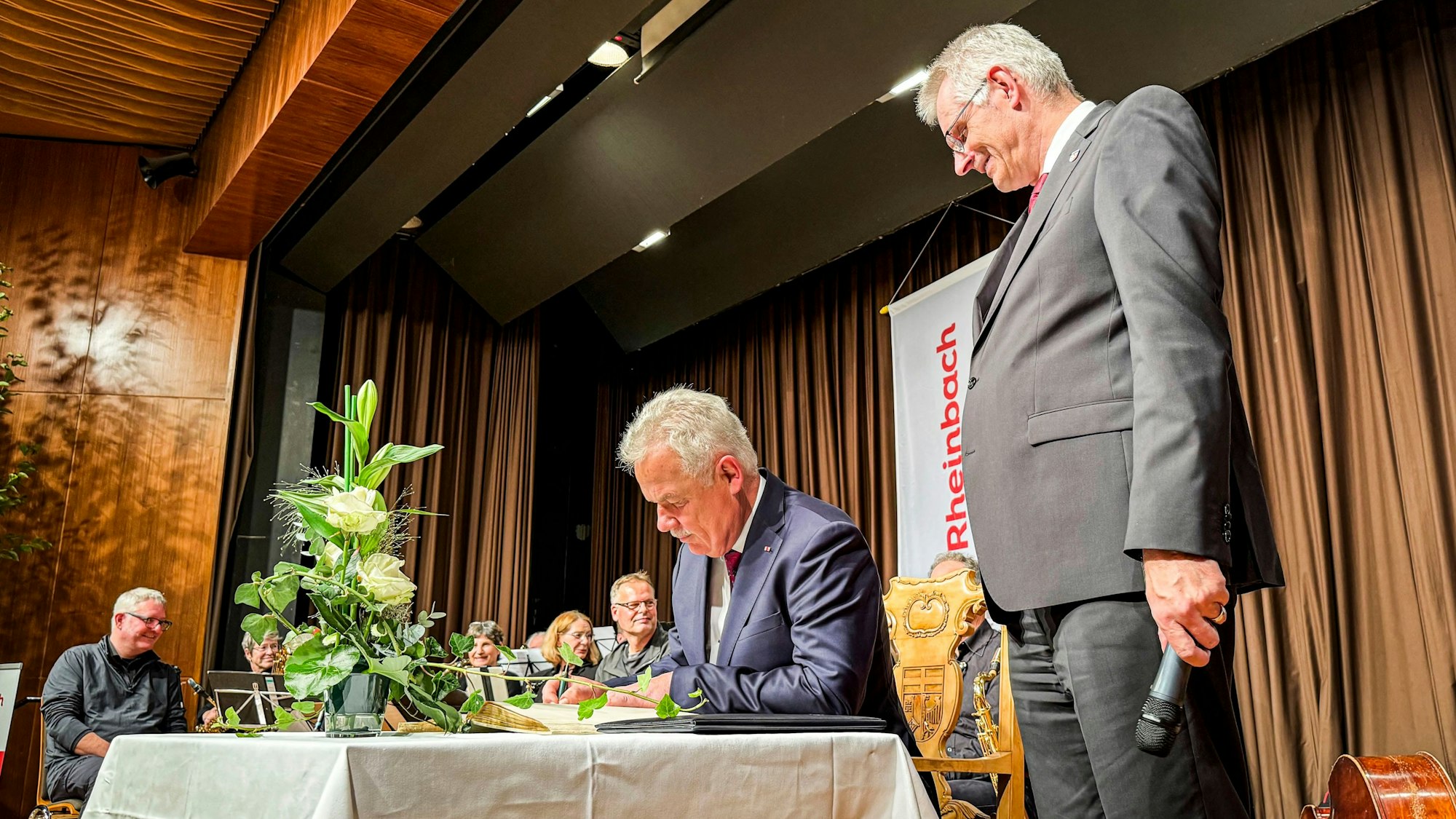 Stefan Raetz erhält die Ehrenbürgerschaft der Stadt Rheinbach. Er trägt sich ins Goldene Buch ein. Foto: Meike Böschemeyer