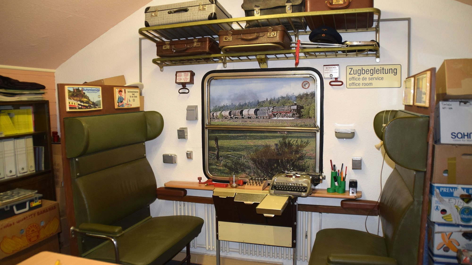 Nostalgie im Clubheim im alten Güterschuppen von Sechtem mit Einrichtungsgegenständen aus einem Zugabteil der 70er Jahre.