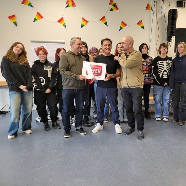 Gruppenbild mit Schülerinnen und Schülern - die Freude über die Ernennung zur Projektschule ist groß.