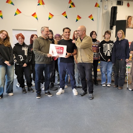 Gruppenbild mit Schülerinnen und Schülern - die Freude über die Ernennung zur Projektschule ist groß.