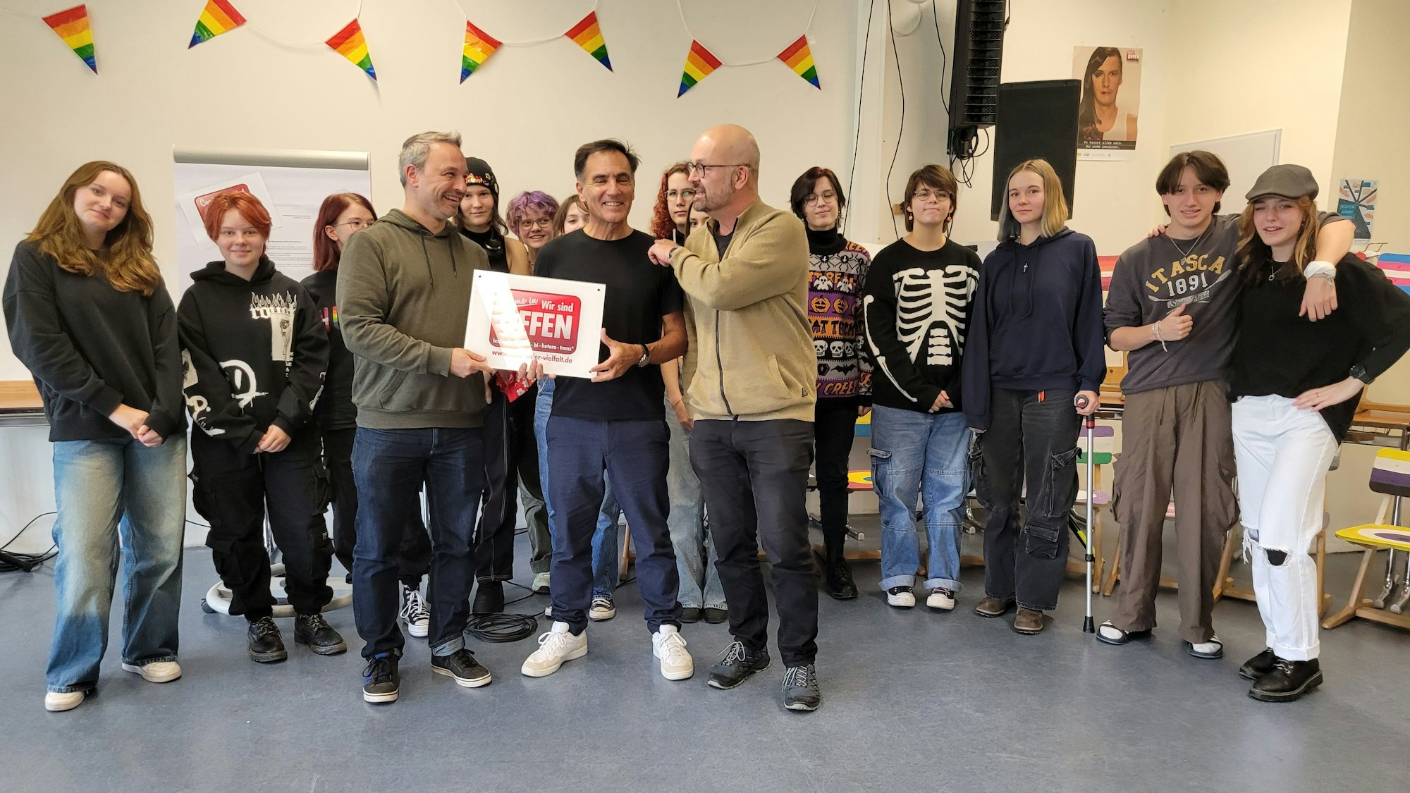 Gruppenbild mit Schülerinnen und Schülern - die Freude über die Ernennung zur Projektschule ist groß.