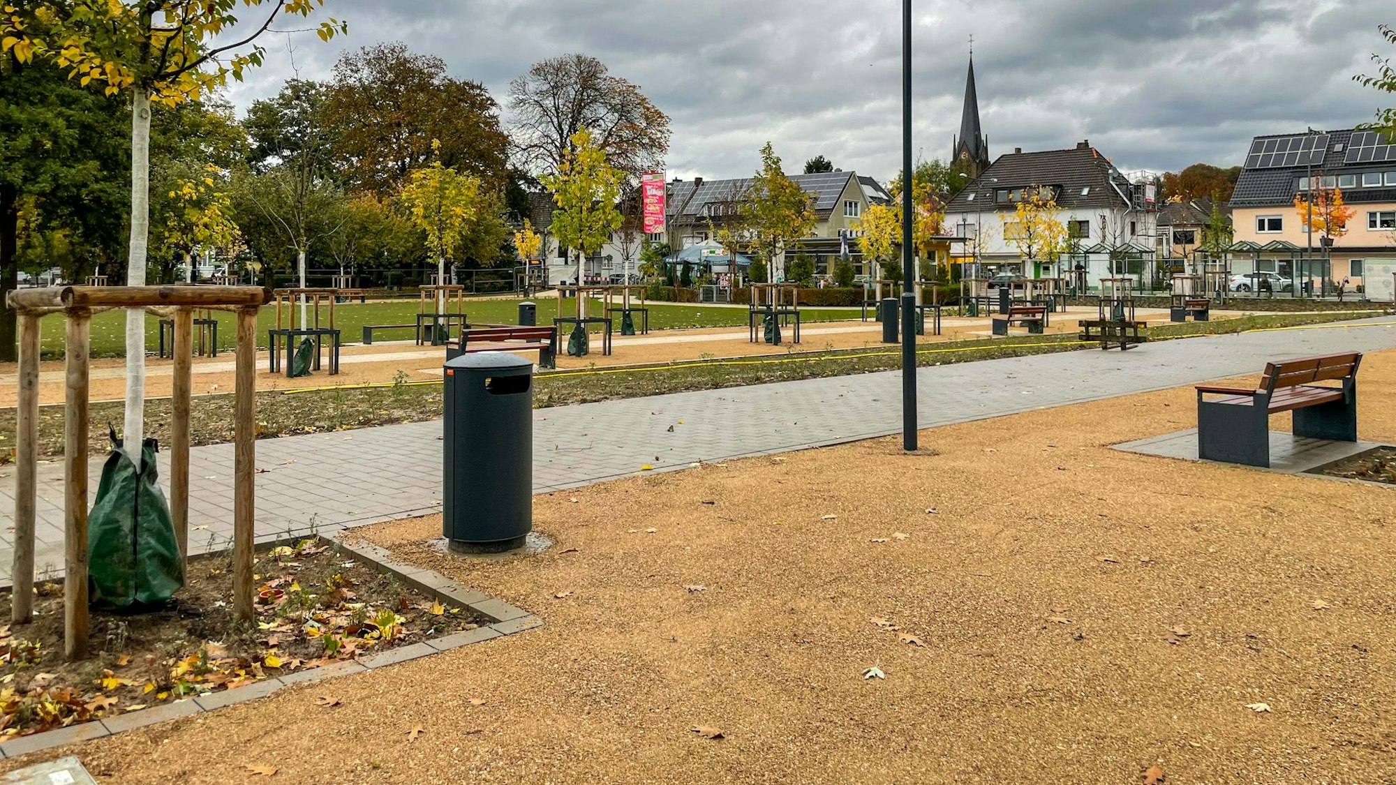 Die Wege sind bewusst heller gehalten.