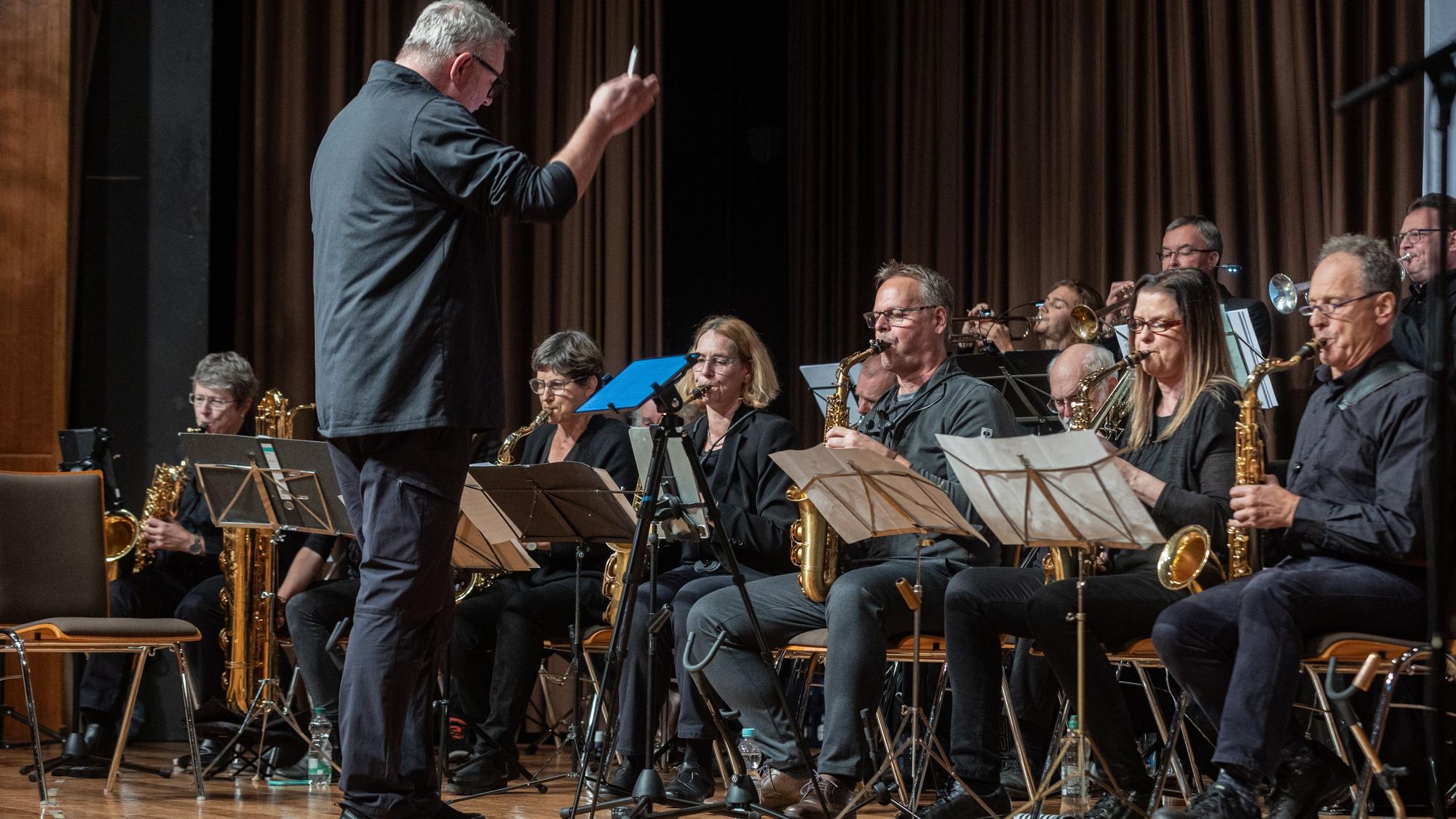 Die Sunny Side Big Band der Musikschule in der VHS Voreifel sorgte für beste Unterhaltung.