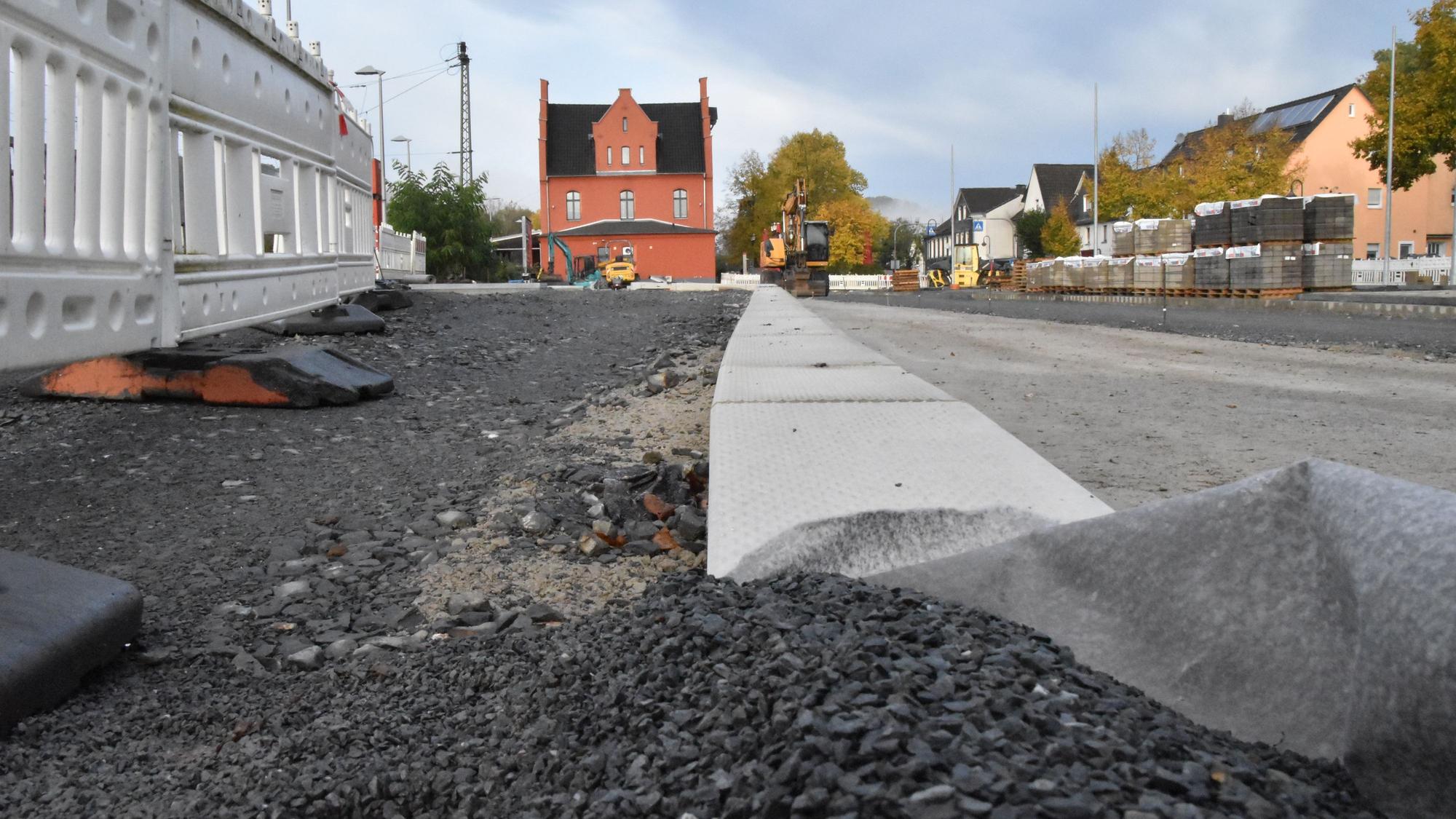 Bauarbeiten am Bahnhof Schlader. Steine und Pflaster werden verlegt.