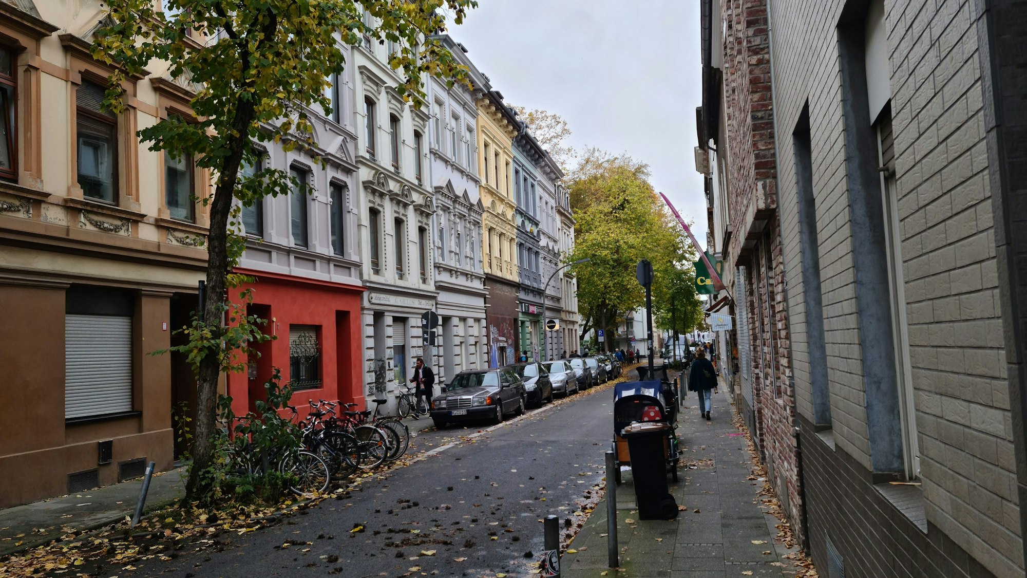 Eine schmale Straße mit teils schmucken Altbau-Fassaden ist zu sehen.