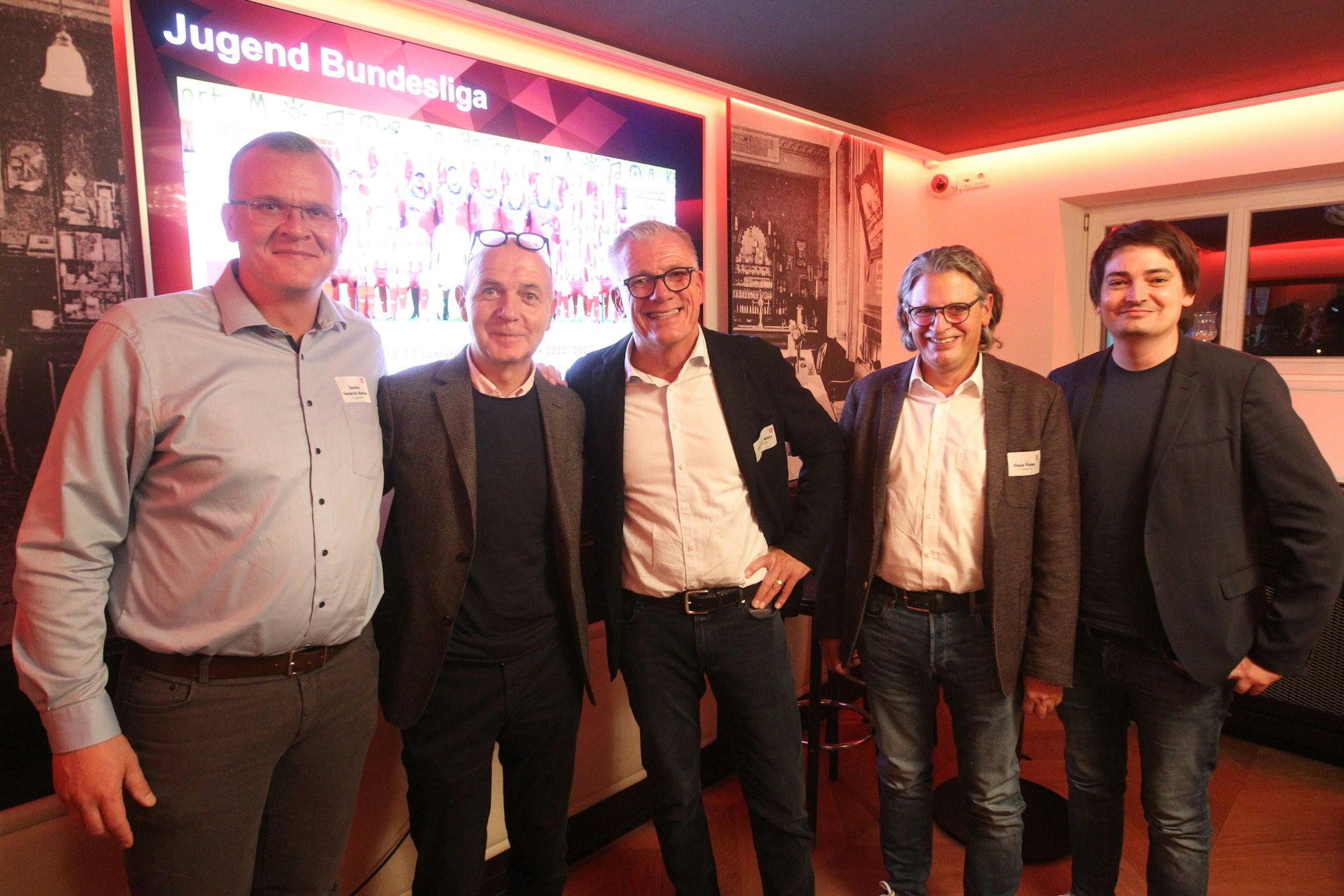 Im Gespräch (v.l:): Moderator Sascha Hendrich-Bächer, DFB-Präsident Bernd Neuendorf, FCH-Präsident Clemens Wirtz, Ex-Bürgermeister Klaus Pipke, Bürgermeister Mario Dahm.
