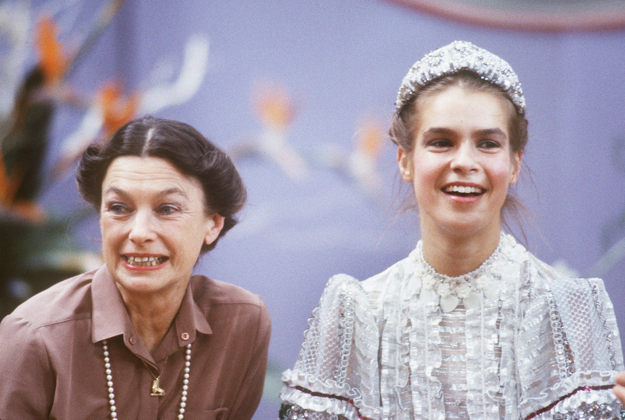 Katarina Witt und ihre Trainerin Jutta Müller bei der Eiskunstlauf-Europameisterschaft in Budapest/Ungarn, Januar 1984.