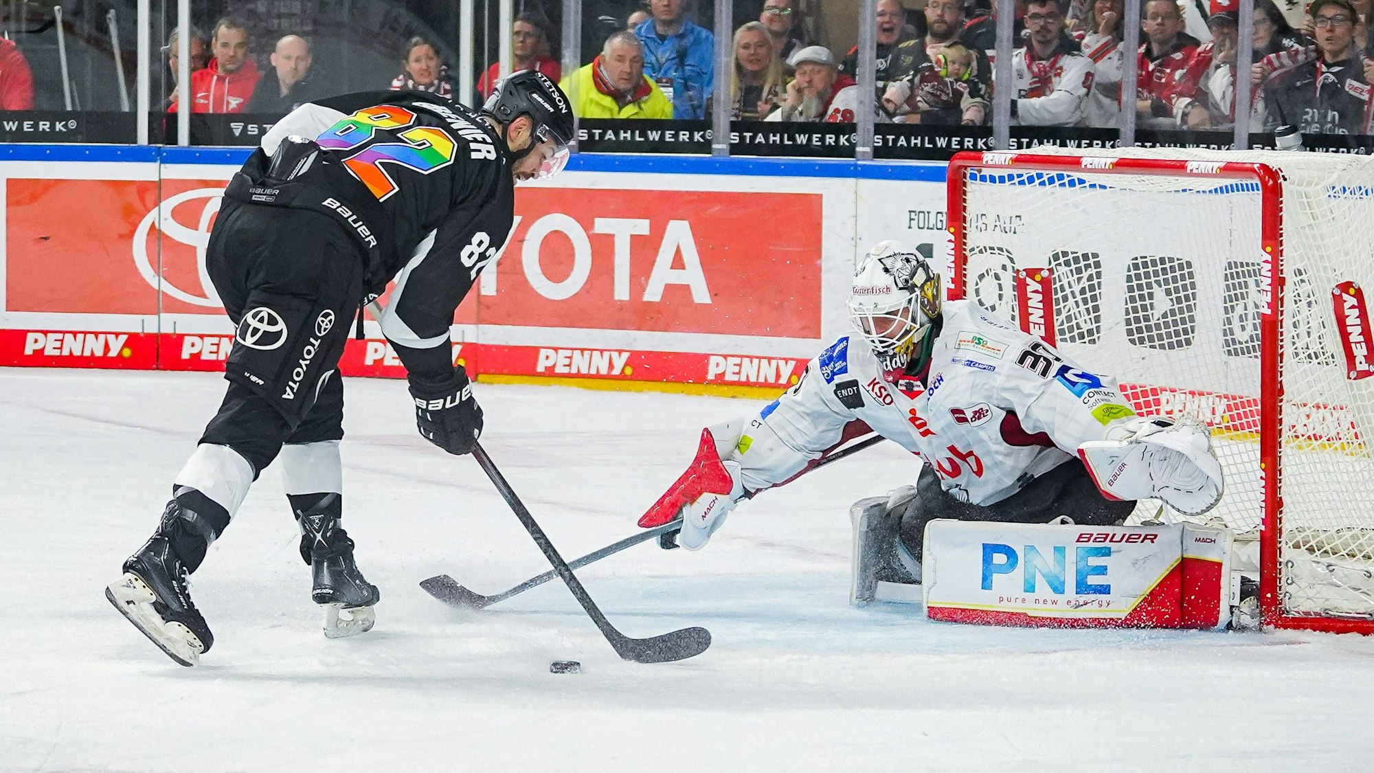 Eishockey Penny-DEL 16.Spieltag Kölner Haie - Pinguins Bremerhaven am 01.11.2023 in der Lanxess Arena in Köln Alexandre Grenier Köln , links - Kristers Gudlevskis Bremerhaven