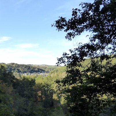 Weite Ausblicke warten bei dieser Wanderung durchs Schleidtal.