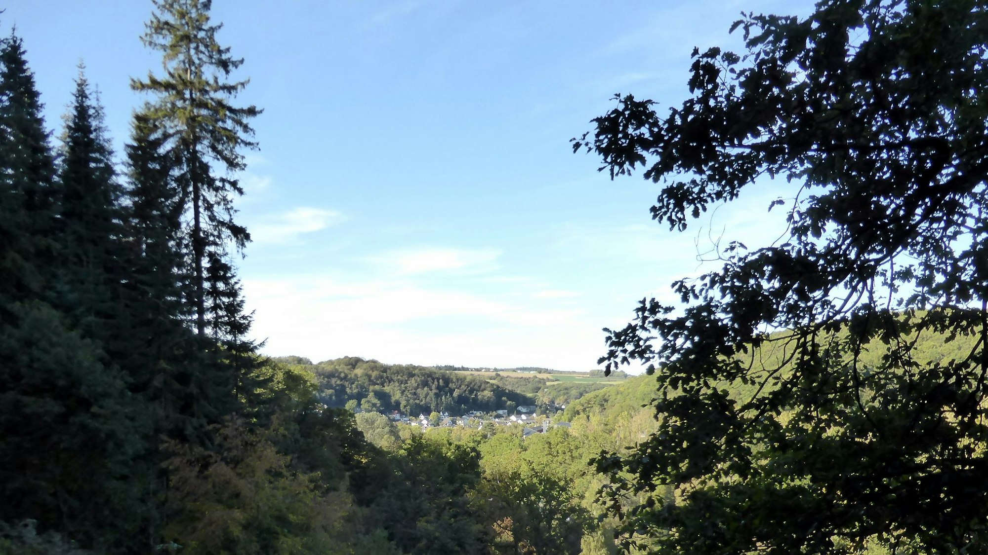 Weite Ausblicke warten bei dieser Wanderung durchs Schleidtal.