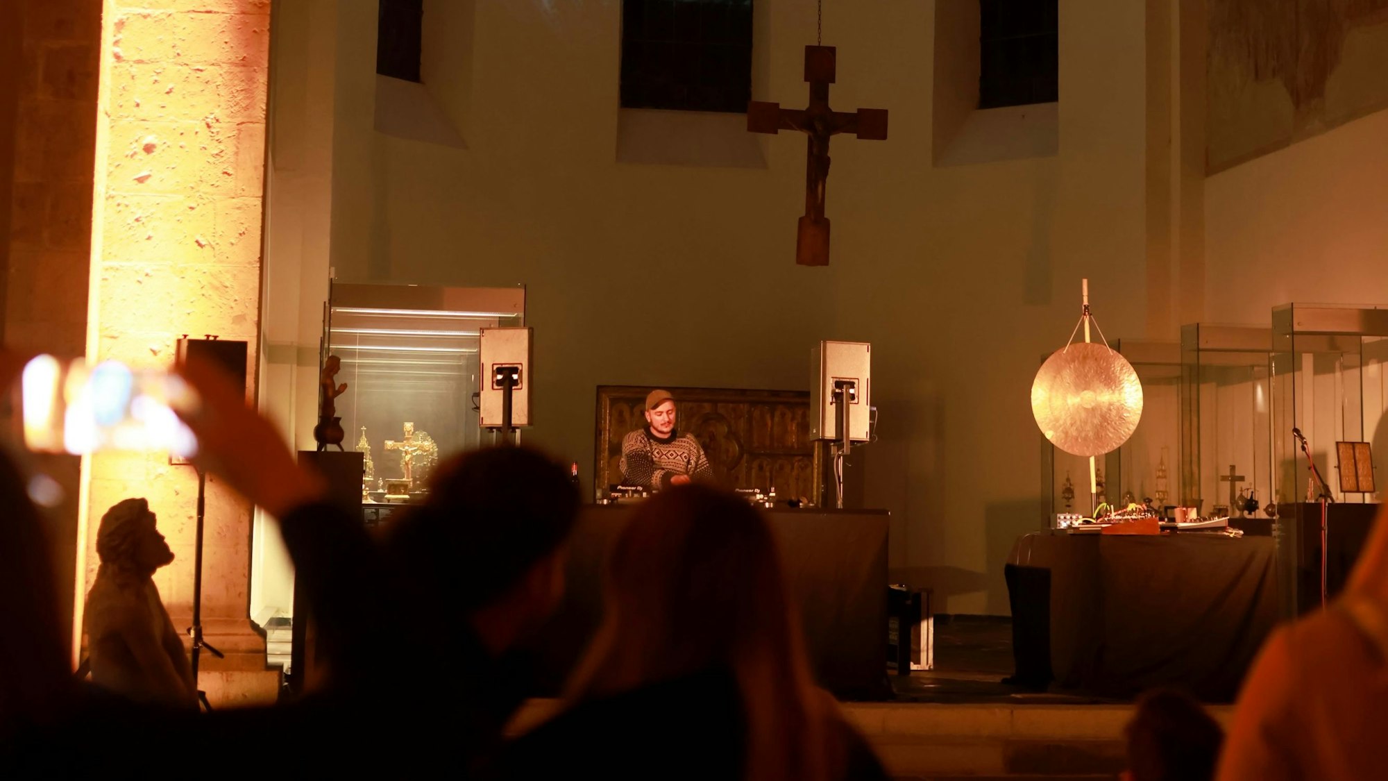 DJ in der Cäcilienkirche im Museum Schnütgen.