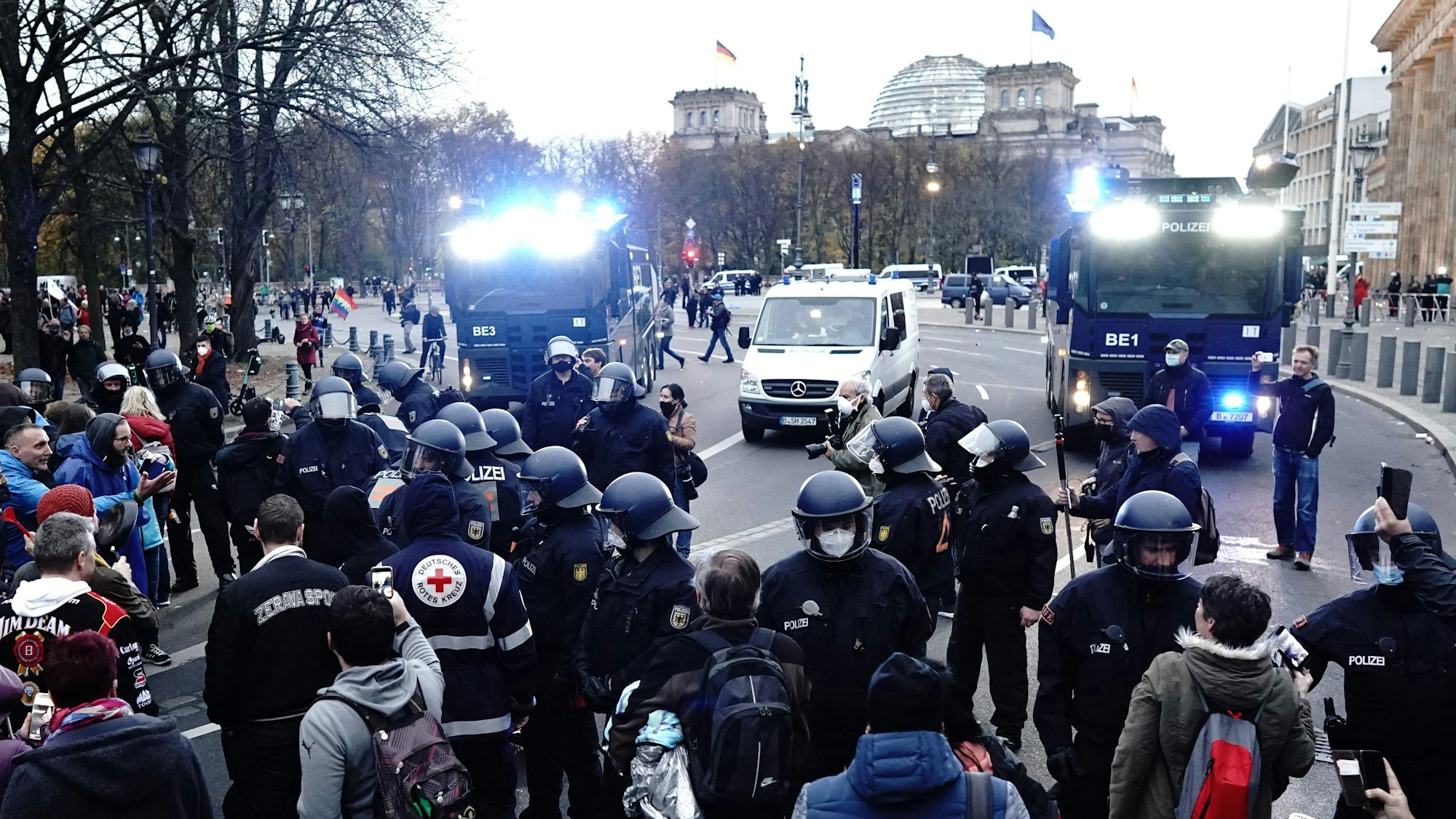 In der Corona-Pandemie demonstrierten tausende Menschen gegen die Politik. Eine WSI-Studie sieht auch wachsende Armut als einen wesentlichen Faktor für die Demokratie-Gefährdung. (Archivbild)