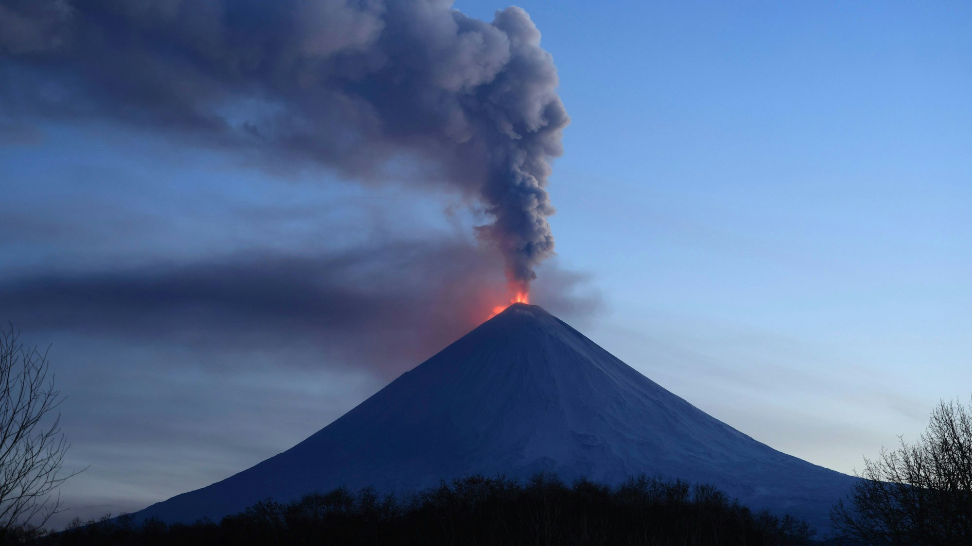 Der Kljutschewskoi-Vulkan bricht am Morgen auf der russischen Halbinsel Kamtschatka aus. Über dem Vulkan bildet sich eine 14 Kilometer hohe Rauchsäule.