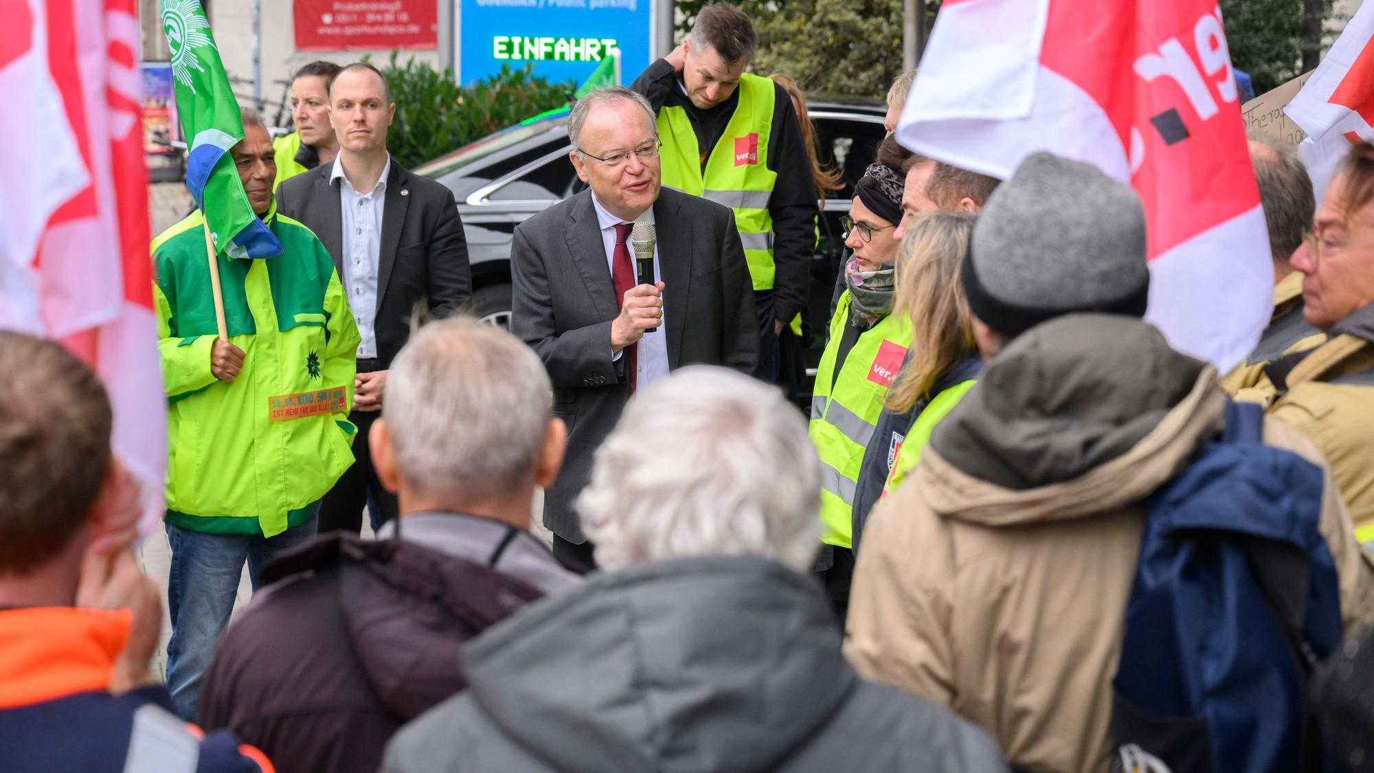 Hannover: Stephan Weil (M, SPD), Ministerpräsident Niedersachsen, spricht vor der 5. Niedersächsischen Betriebs- und Personalrätekonferenz mit Gewerkschaftsvertretern.