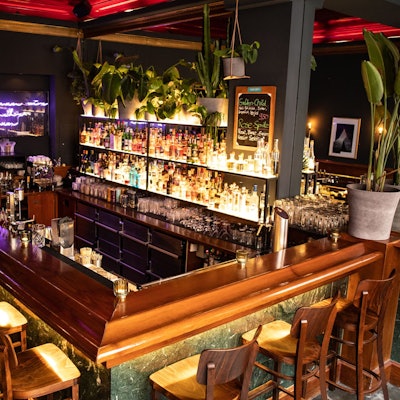 Innen- und Außenansicht der Cocktail-Bar "Rosebud" in der Kölner Innenstadt Foto: Rosebud/Niels Freidel