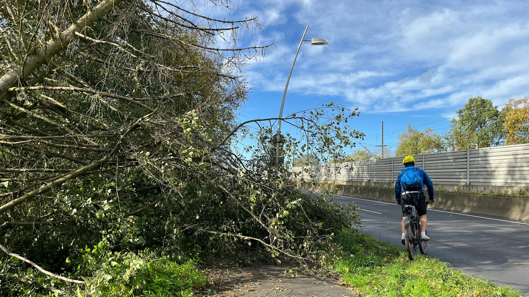 Sturm Ciaran oder Tief Emir hat am Donnerstagmorgen den Kreis erreicht, die Feuerwehren hatten bis zum Nachmittag 130 Einsätze. Am Willy-Brandt-Ring in Troisdorf war der Radweg.