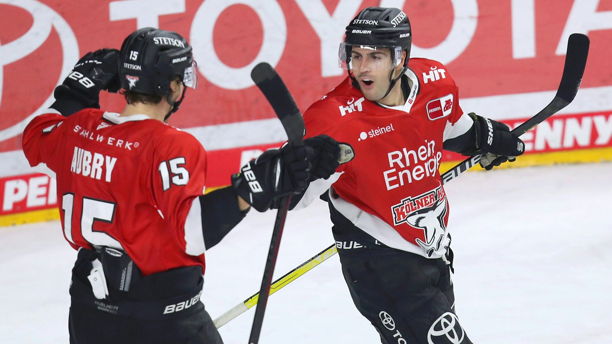 25.10.2023, Köln, Eishockey, Penny DEL, 13. Spieltag, Lanxess-Arena, Kölner Haie - Schwenninger Wild Wings: Torjubel nach dem 2:1 durch Maximilian Kammerer