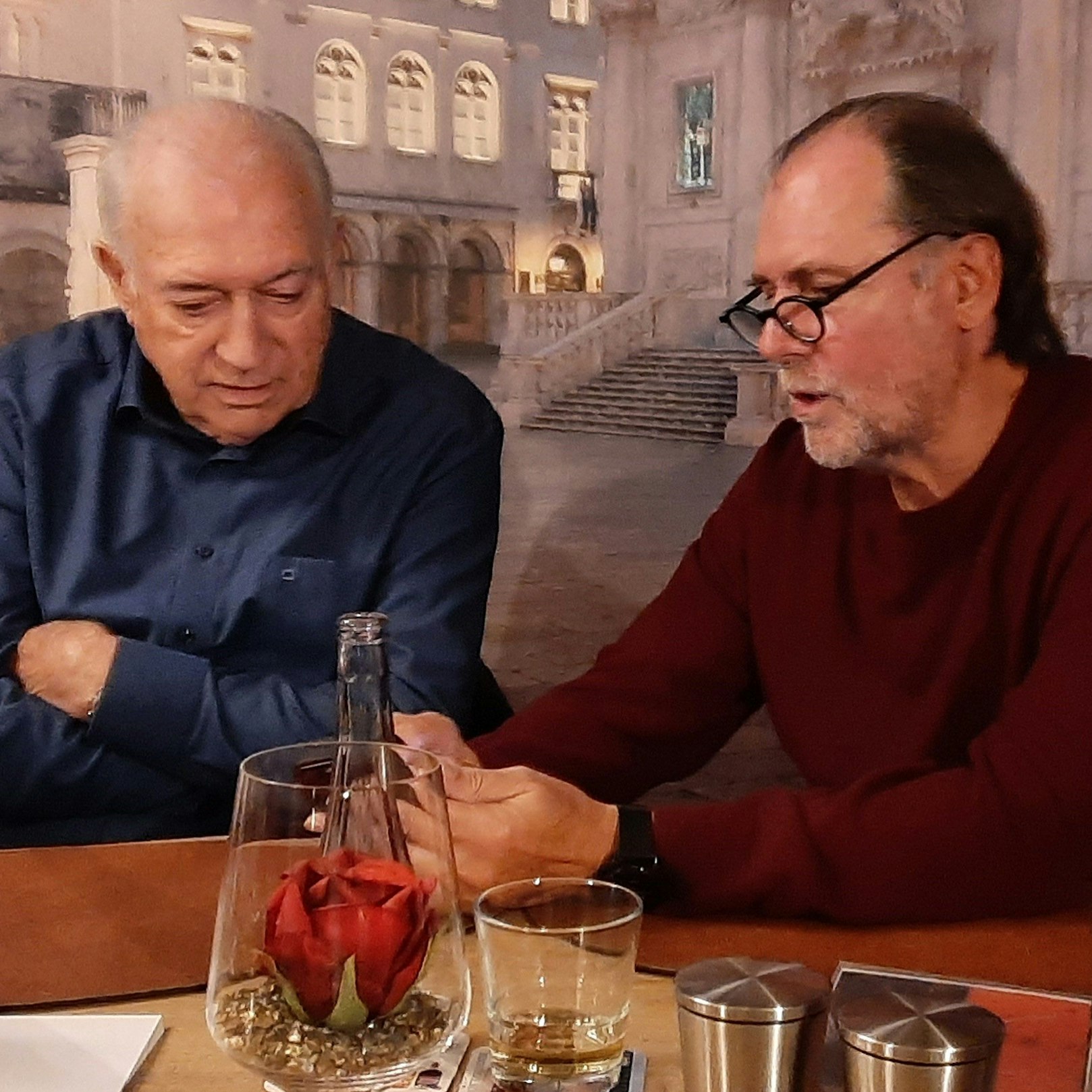Bernd Cullmann und Herbert „Zimbo“ Zimmermann sitzen nebeneinander an einem Tisch.