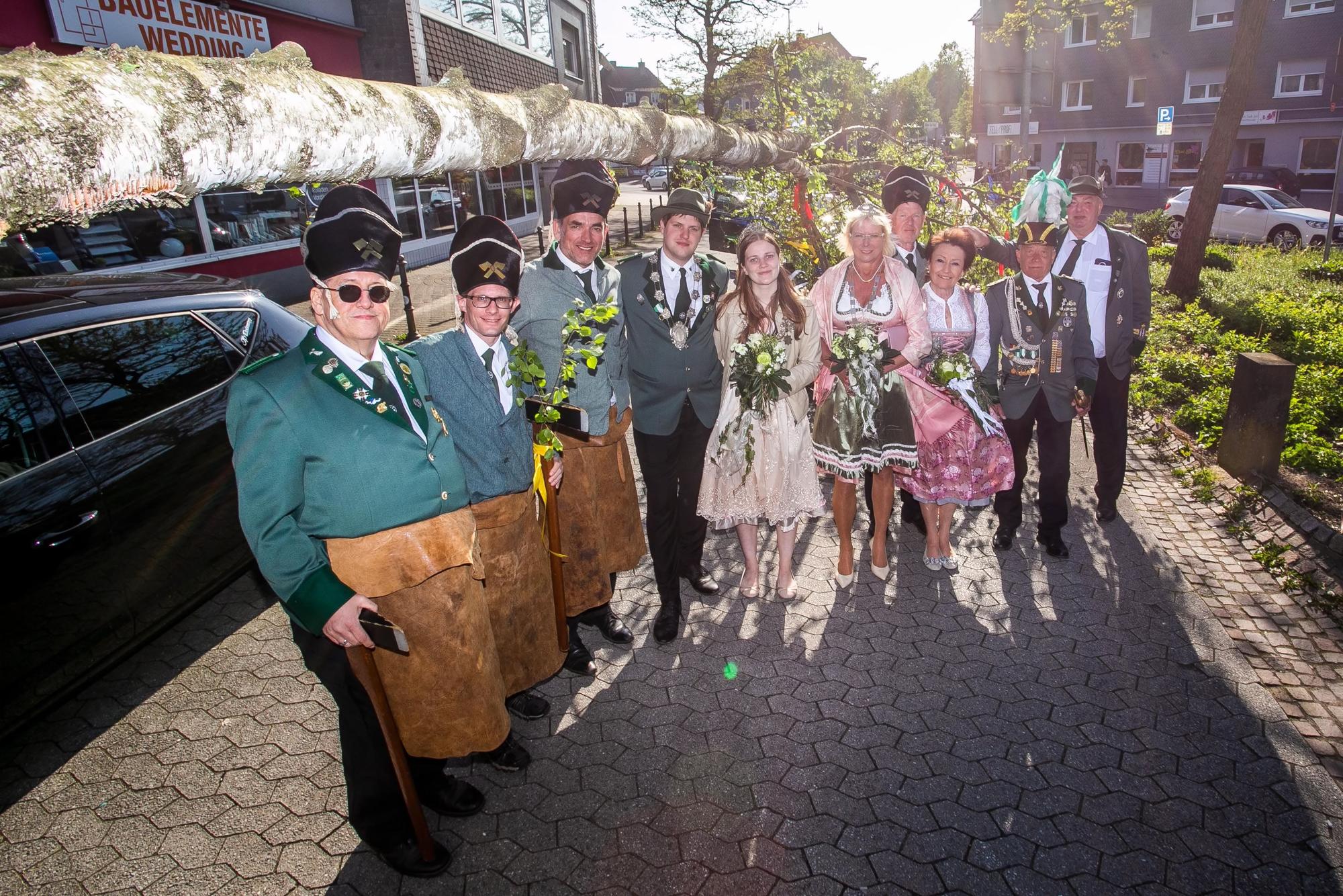 Die Pioniere der Wipperfürther Schützen mit dem Maibaum am Kölner Tor-Platz.