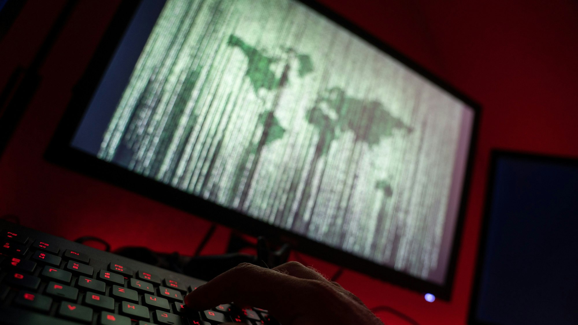 ILLUSTRATION - Ein Mann sitzt am Rechner und tippt auf einer Tastatur. Am 27.07.2020 findet im bayerischen Justizministerium in München eine Pk zur Zusammenarbeit der bayerischen Zentralstelle Cybercrime mit der niederländischen Forschungsgesellschaft TNO statt.