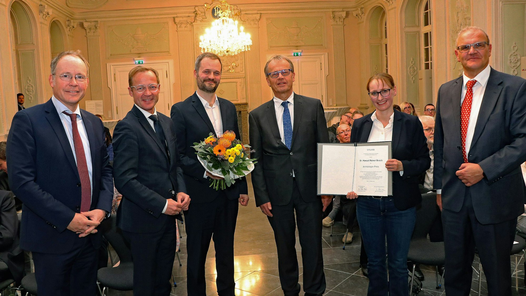 Auf dem Bild ist ein Forscher zu sehen, der für seine Arbeit ausgezeichnet wird