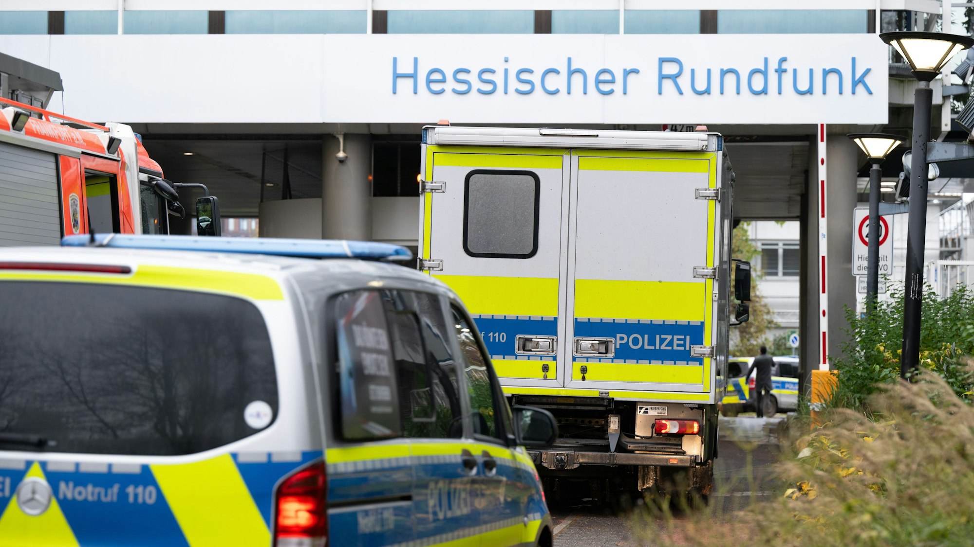 Polizeifahrzeuge fahren auf das Gelände des Hessischen Rundfunks (HR) in Frankfurt. Nach dem Fund eines verdächtigen Gegenstandes wurden Gebäude auf dem Gelände geräumt.