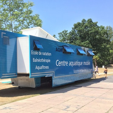 Ein mobiles Schwimmbad der Firma Aqwa Itineris, das als Lkw-Anhänger überall hin transportiert werden kann.
