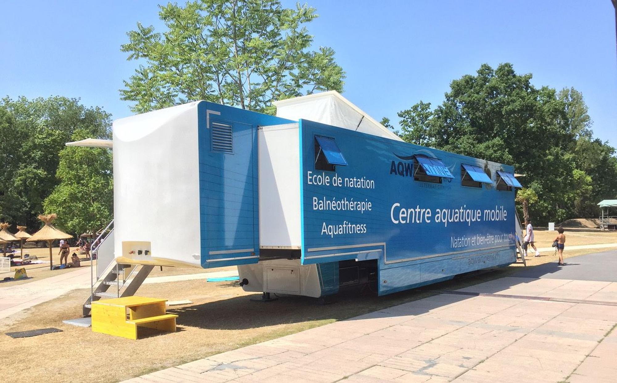 Ein mobiles Schwimmbad der Firma Aqwa Itineris, das als Lkw-Anhänger überall hin transportiert werden kann.