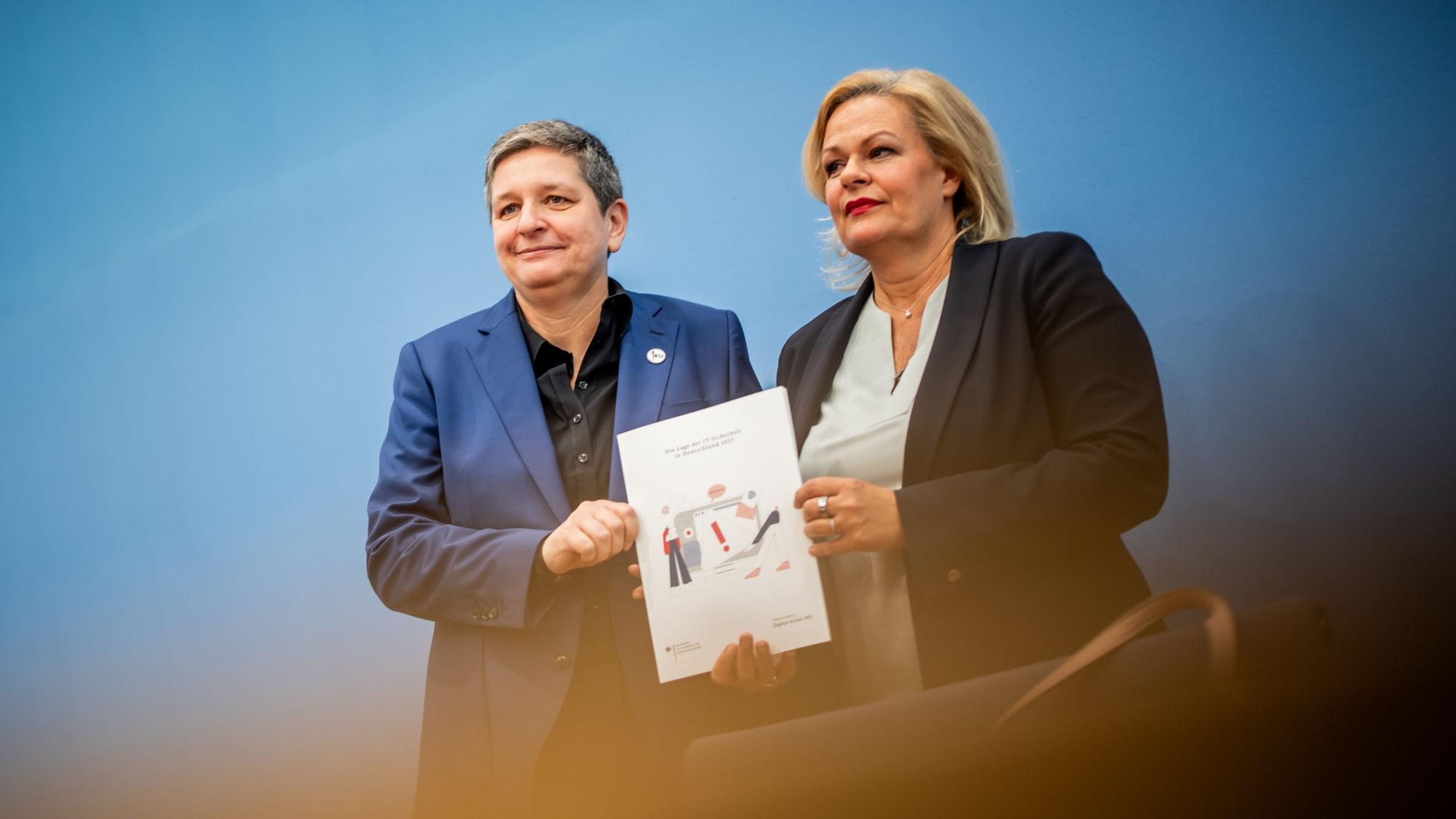 02.11.2023, Berlin: Claudia Plattner (l), Präsidentin des Bundesamtes für Sicherheit in der Informationstechnik (BSI), stellt zusammen mit Nancy Faeser (SPD), Bundesministerin des Innern und Heimat, den Lagebericht 2023 des BSI vor.
