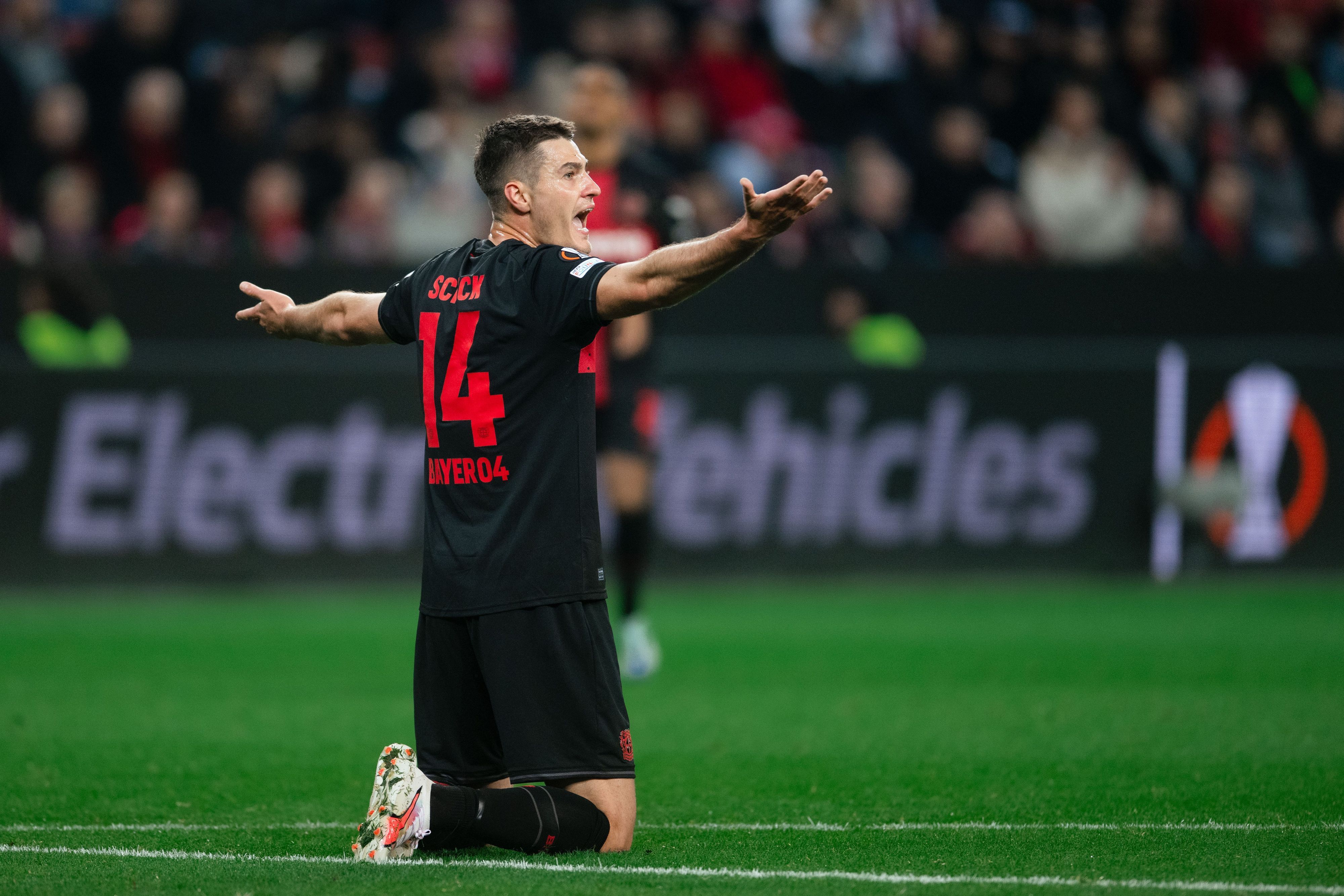 AFußball: Europa League, Bayer Leverkusen - FK Karabach Agdam, Gruppenphase, Gruppe H, 3. Spieltag, BayArena. Leverkusens Patrik Schick reagiert während der Partie. Der Stürmer muss verletzungsbedingt pausieren.