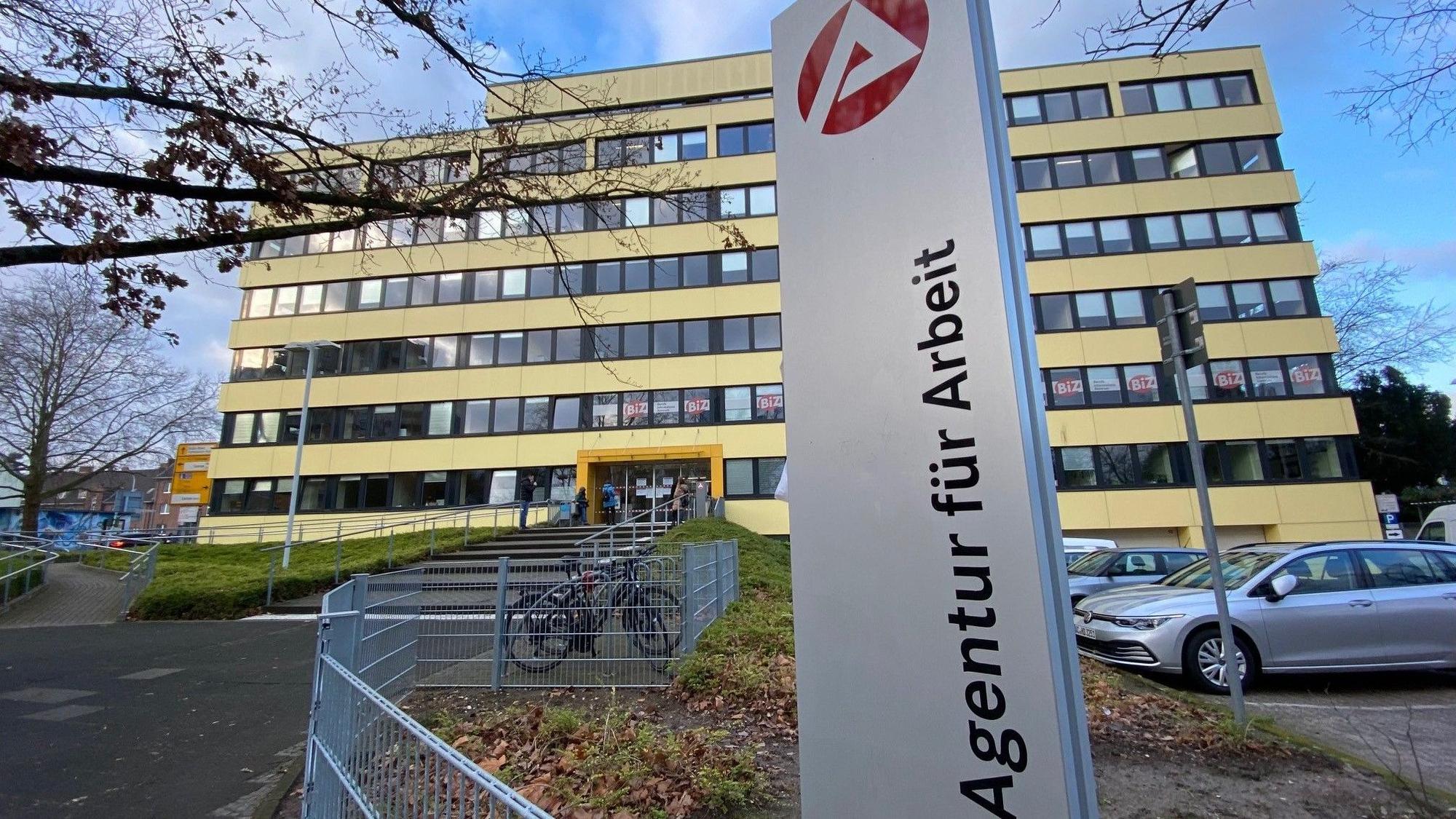 Im Hintergrund ist ein sechsstöckiges Gebäude zu sehen.