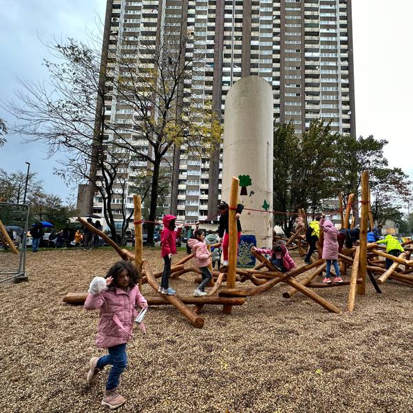 Kinder spielen auf einem Spielplatz.