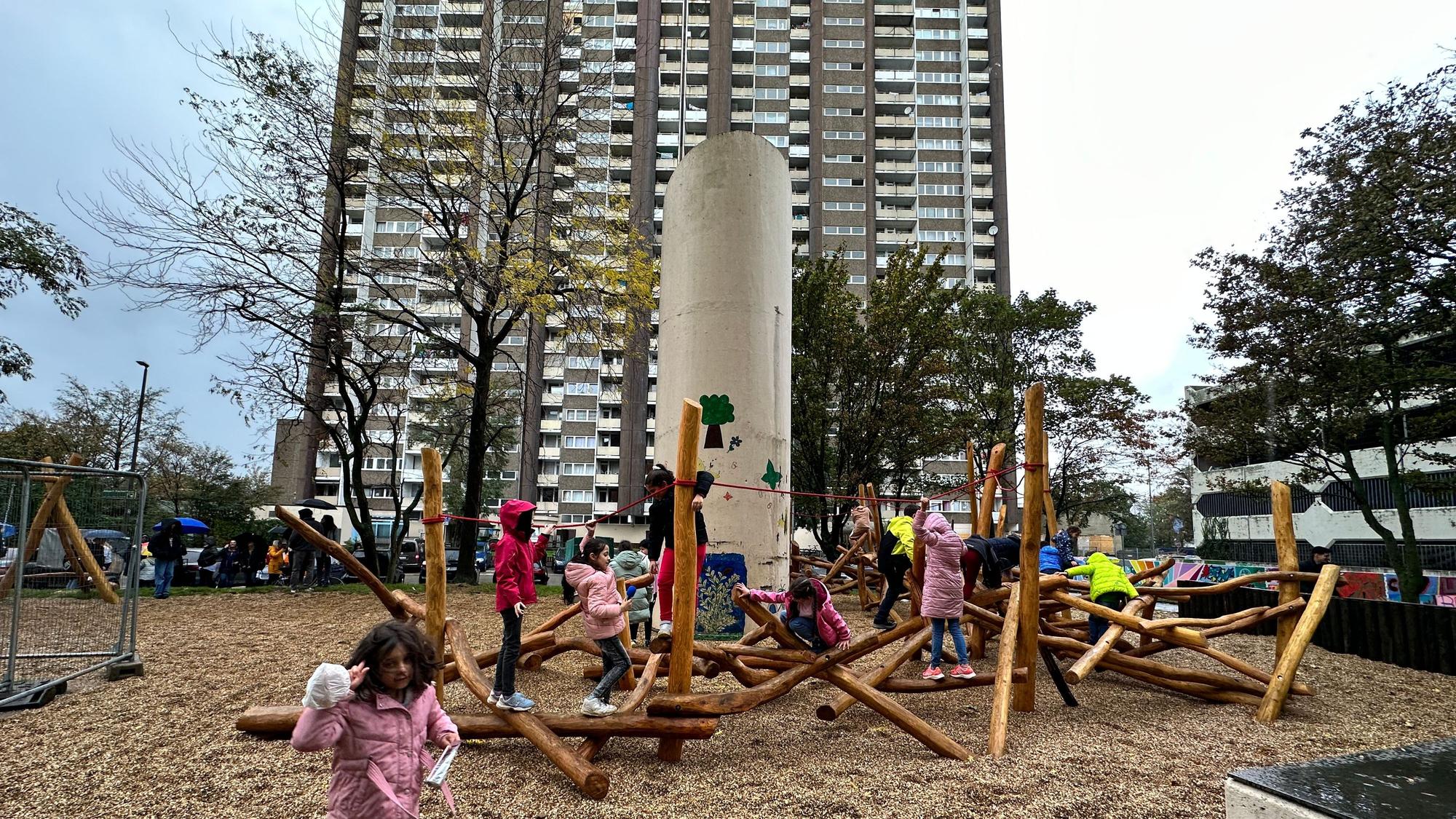 Kinder spielen auf einem Spielplatz.