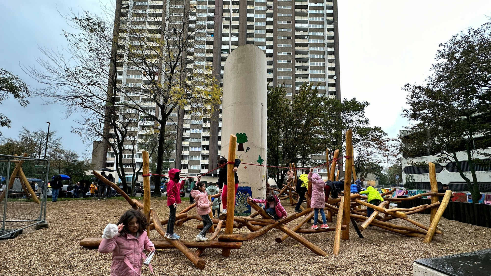 Kinder spielen auf einem Spielplatz.