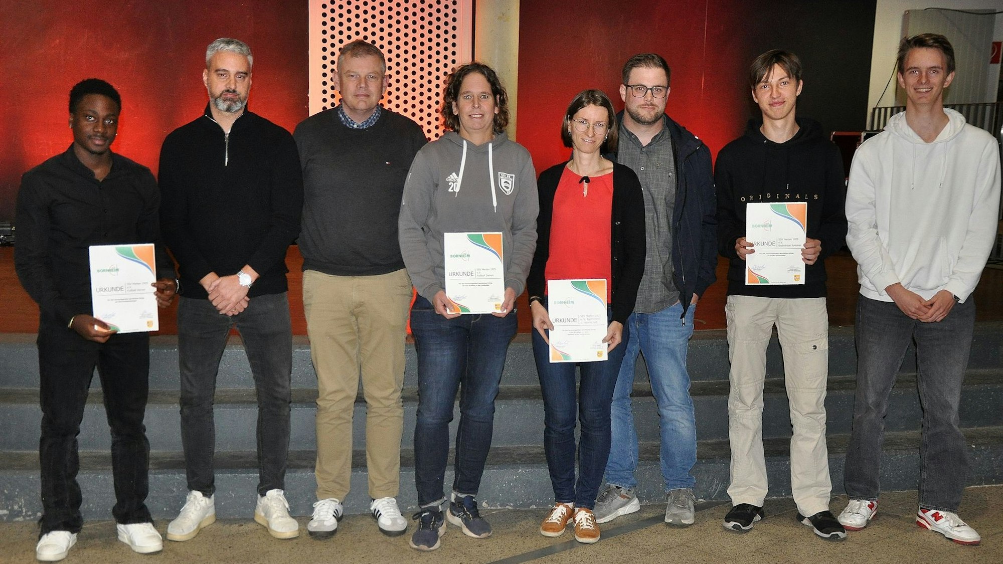31. Oktober 2023. Bornheim. Sportlerehrung im Alexander-von-Humboldt-Gymnasium. Die Siegerteams des SSV Merten. Foto: Frank Engel-Strebel