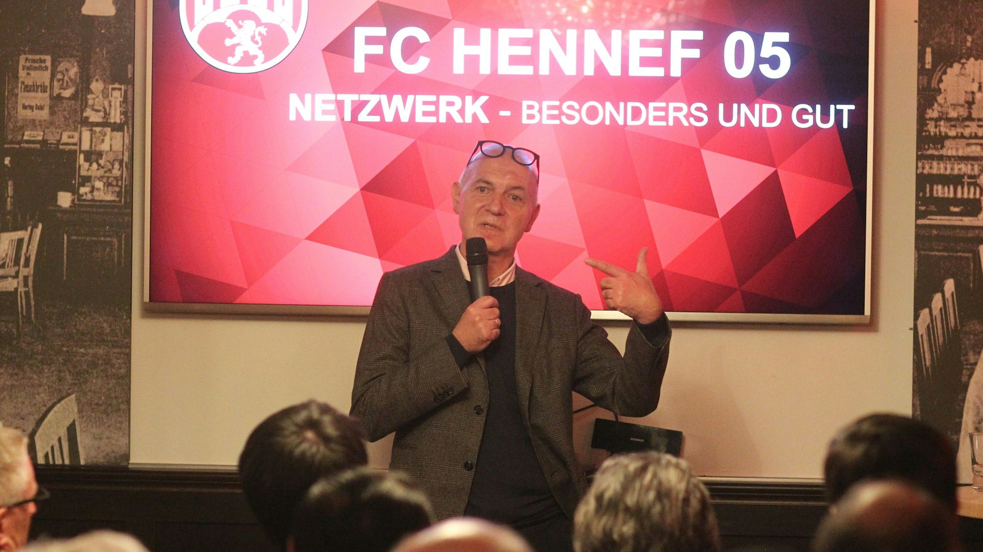 DFB-Präsident Bernd Neuendorf war im Wirtshaus beim FC Hennef 05 zu Gast.