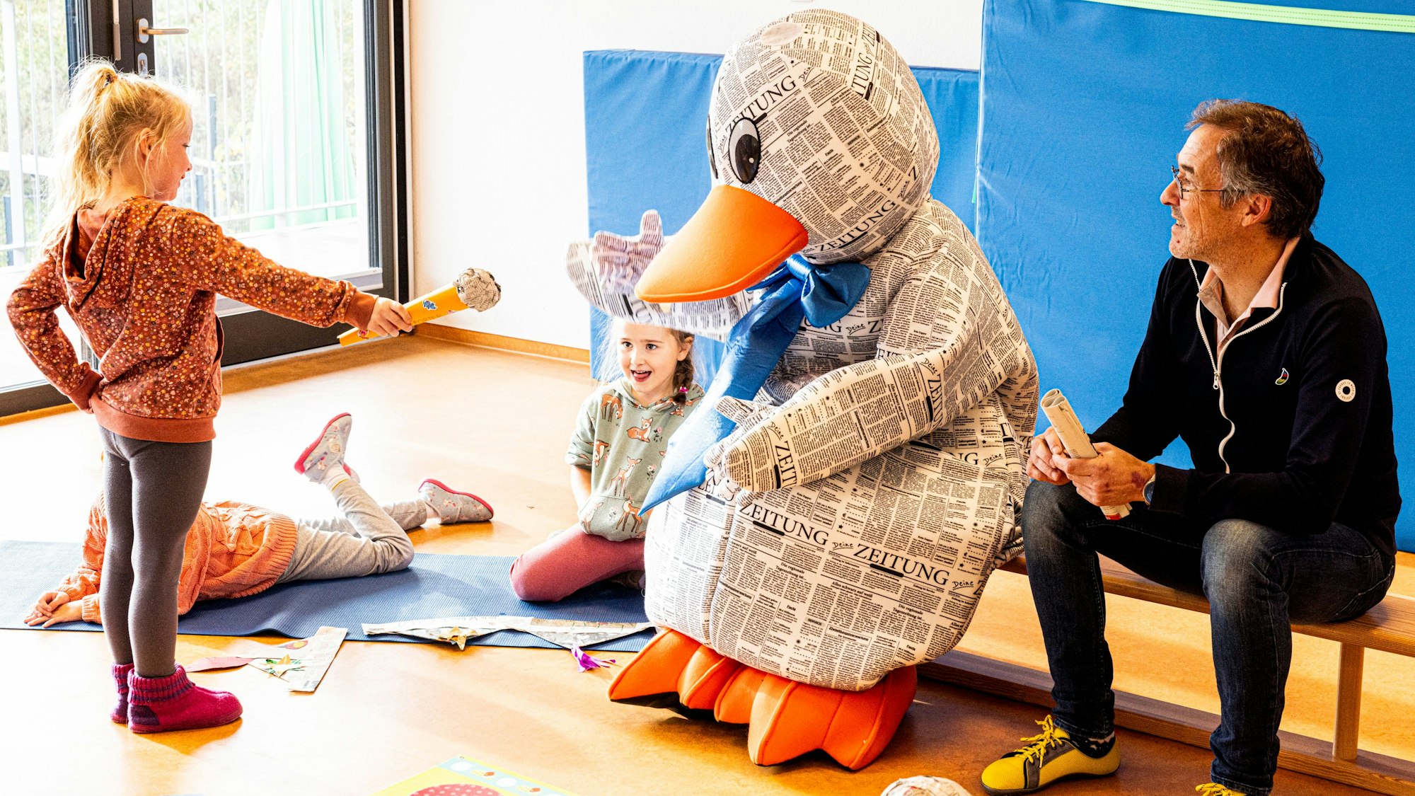 Die Kinder stellen Ente Paula und Redakteur Marcus Bierlein ihre Fragen. Foto: Meike Böschemeyer