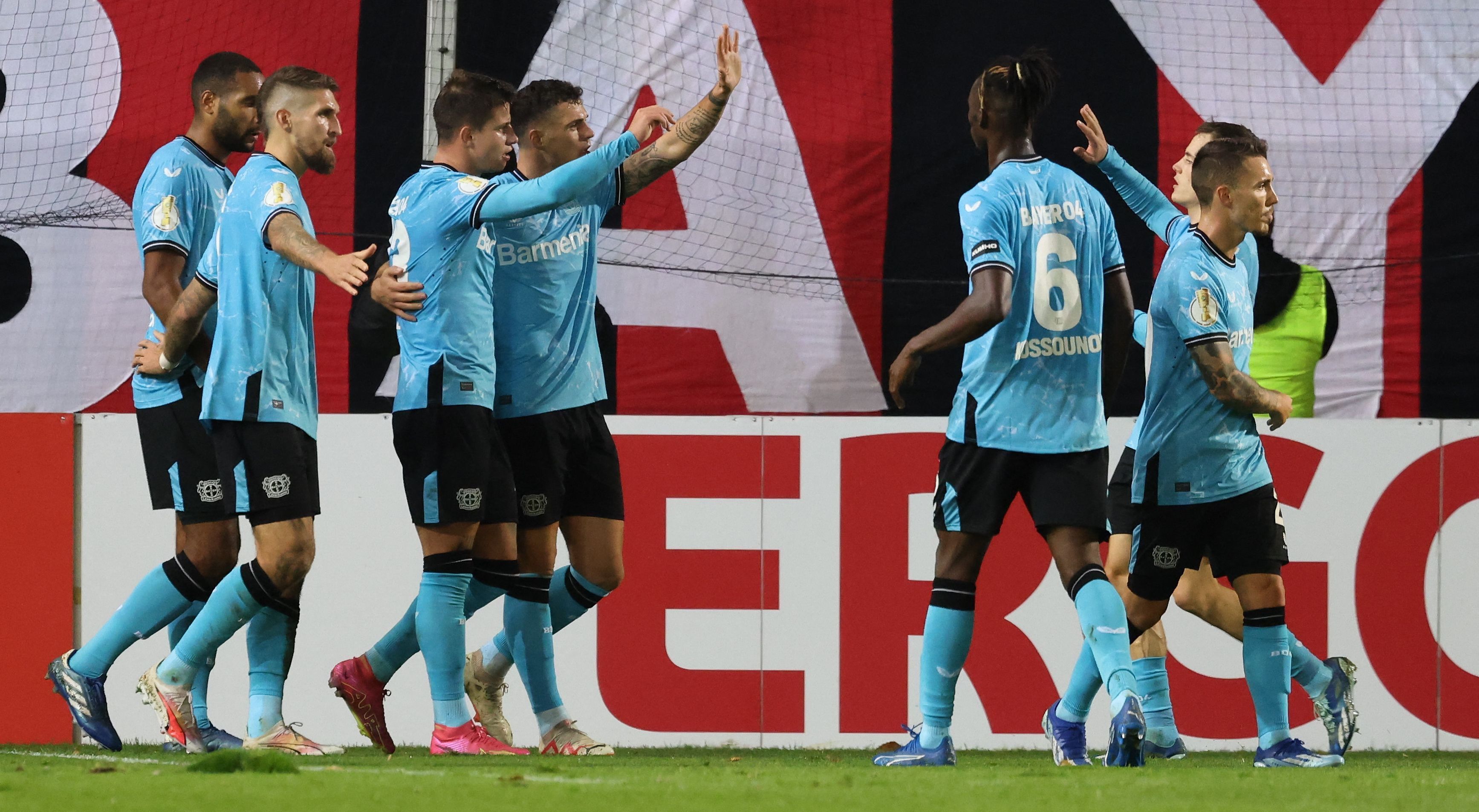 Bayer Leverkusen Adam Hlozek feiert mit dem Teamkameraden seinen Treffer zum 3:2 in Sandhausen.