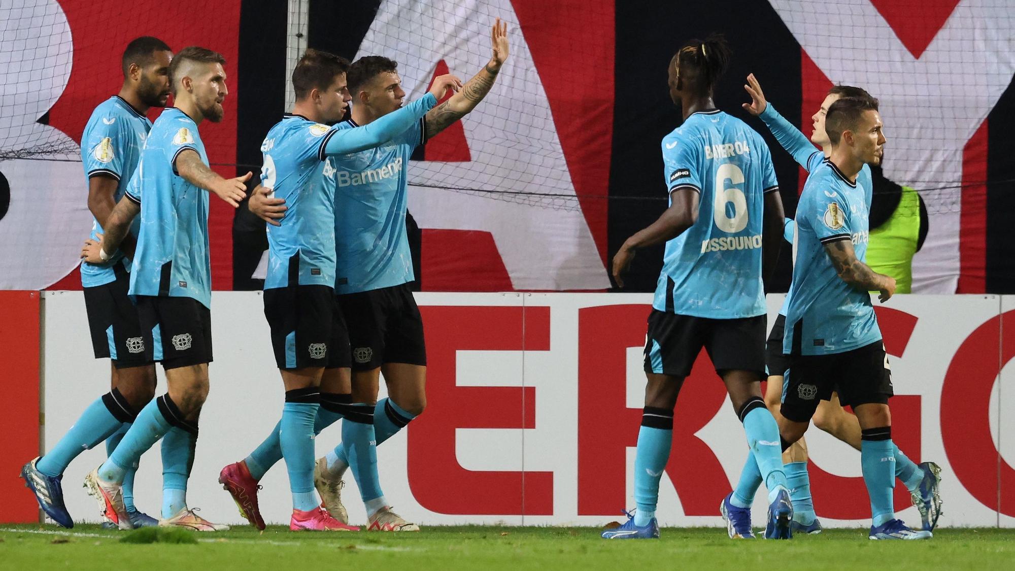 Bayer Leverkusen Adam Hlozek feiert mit dem Teamkameraden seinen Treffer zum 3:2 in Sandhausen.