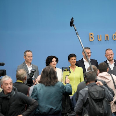 Unter großem Medieninteresse hatte Ex-Linken-Politikerin Sahra Wagenknecht (Mitte) ihren neuen Verein vorgestellt, der die Basis für eine neue Partei ist. Sie könnte Einfluss auf die kommende Bundestagswahl in Deutschland haben.