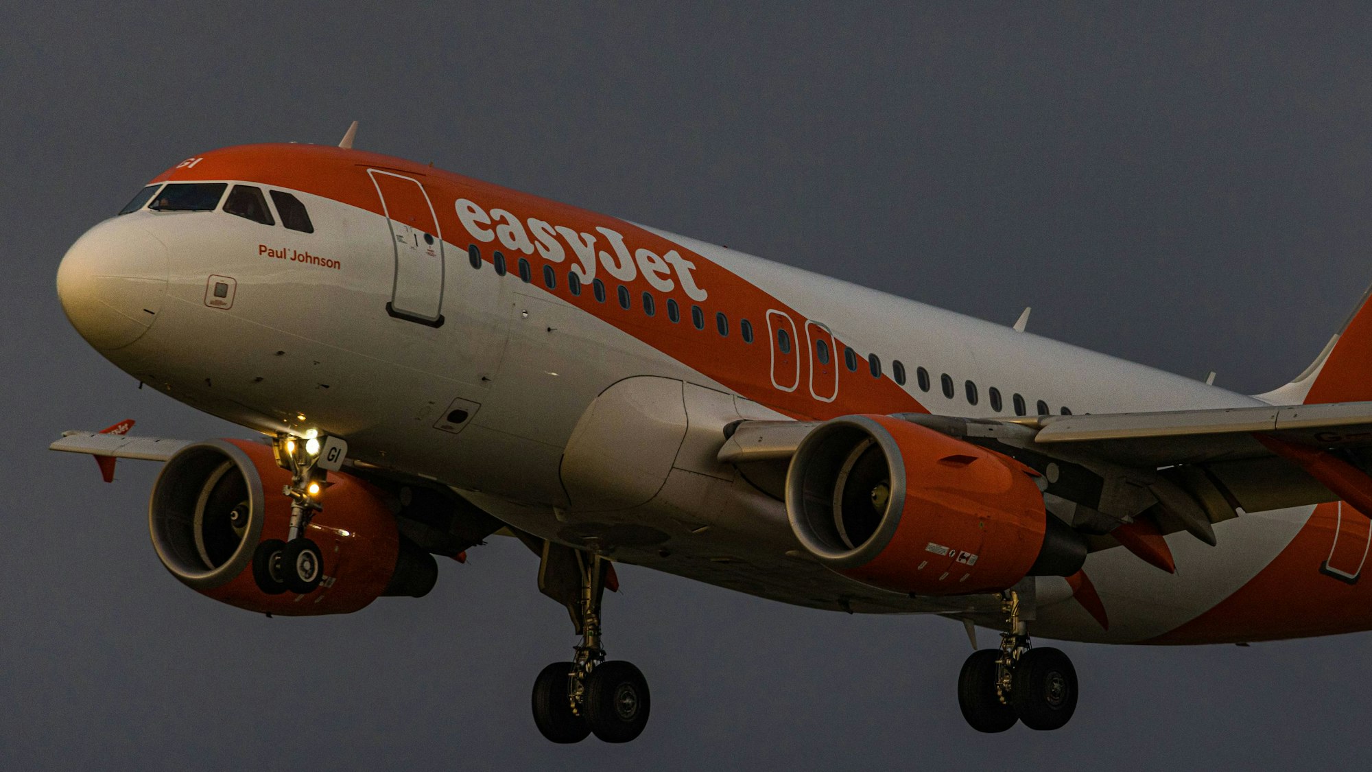 Ein Airbus A319 landet in einem Unwetter. Das Flugzeug trägt die markante weiß-orangefarbene Lackierung.