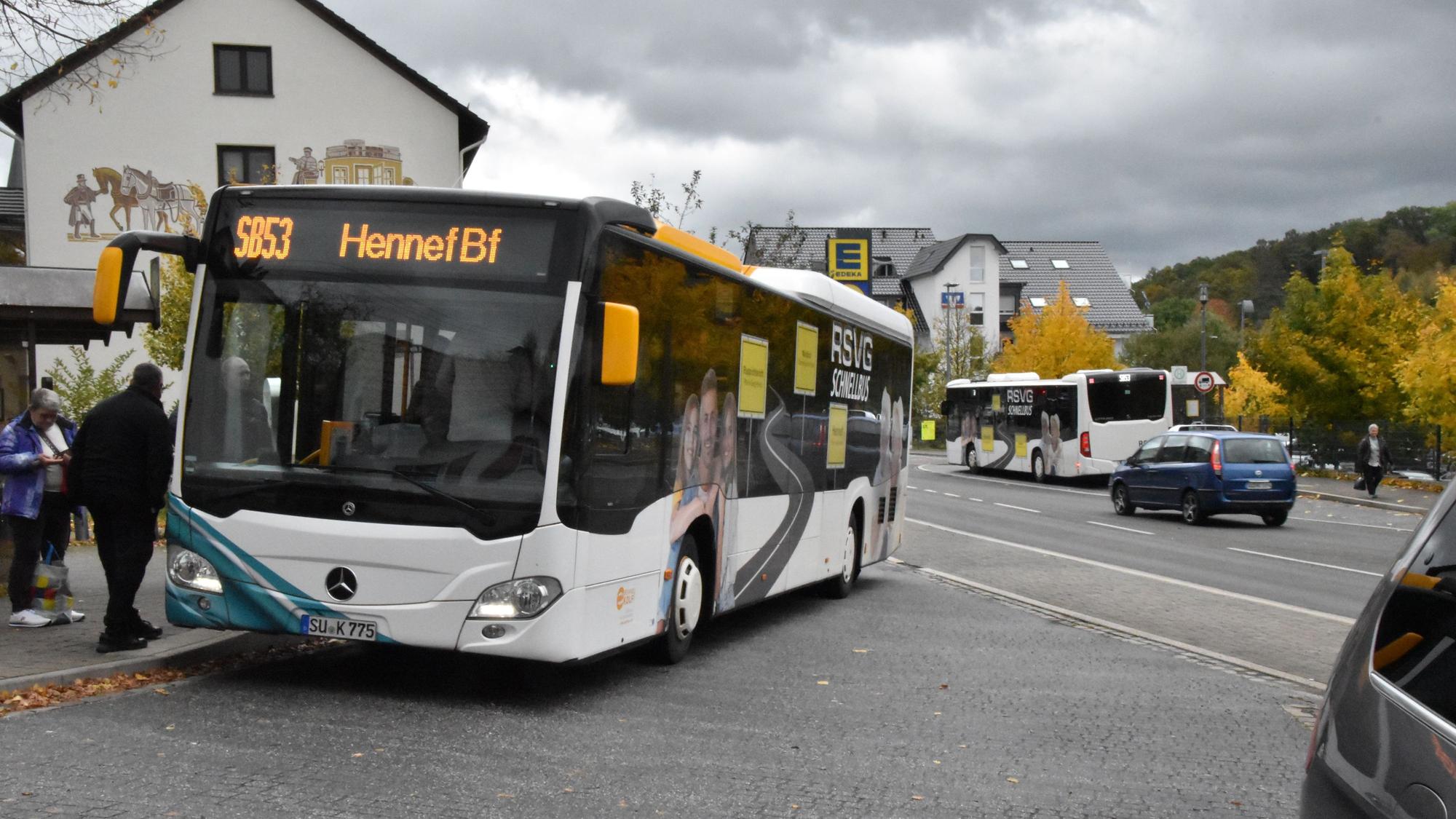 Der Schnellbus 53 von Waldbröl nach Hennef begegnet in Ruppichteroth dem von Hennef nach Waldbröl.