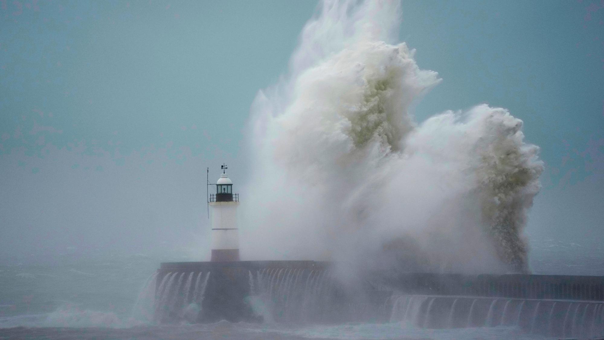 Wellen brechen über den Leuchtturm und die Hafenmauer im englischen Newhaven. Das Orkantief „Emir“(international: „Ciaran“) traf am Donnerstag Teile von Europa.